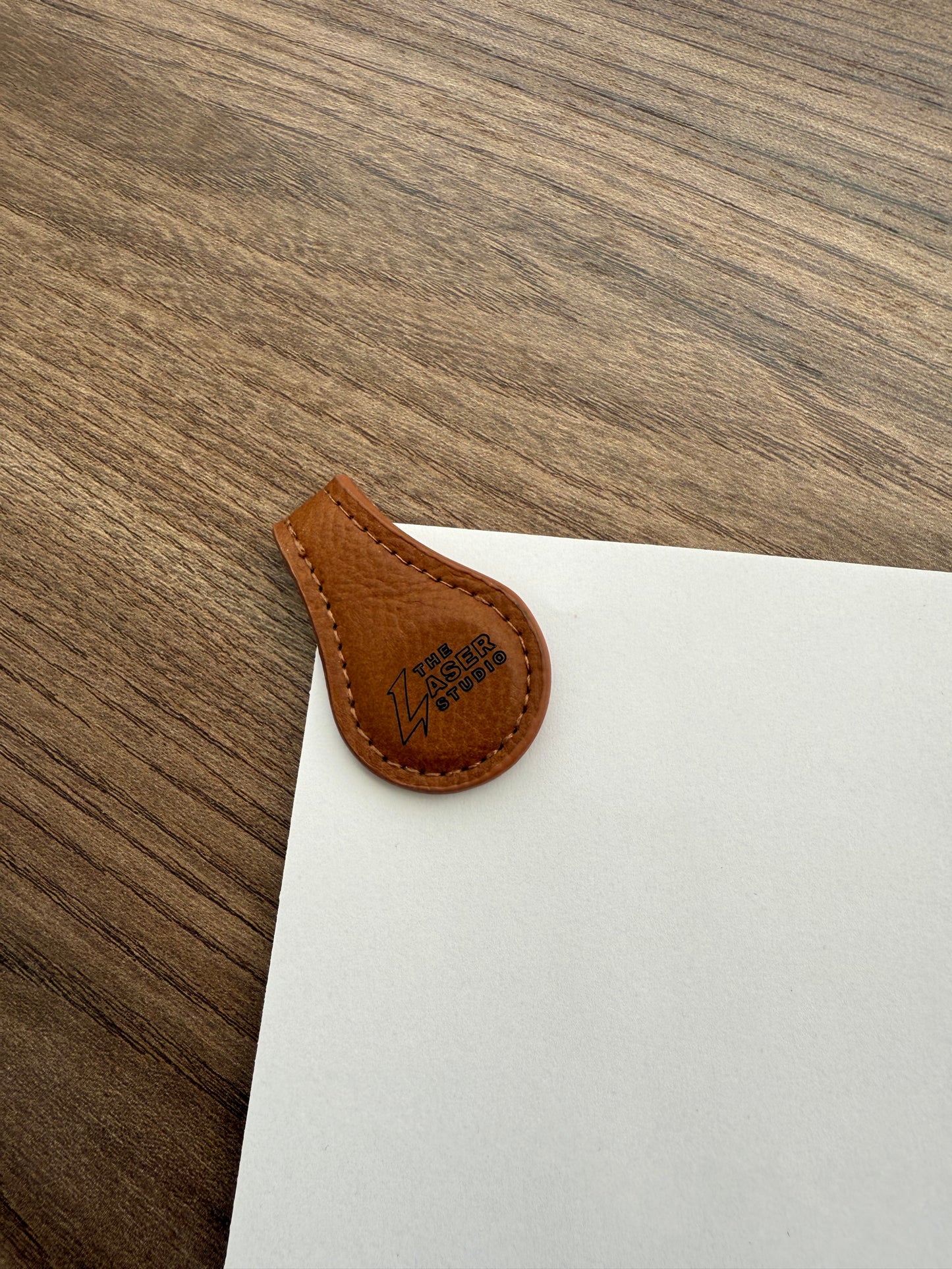 Marcalibros / Aprieta papeles de cuero sintético